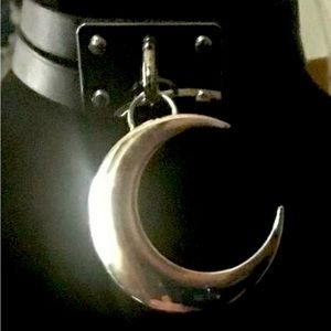 If anyone has this choker and wants to sell it let me know  please